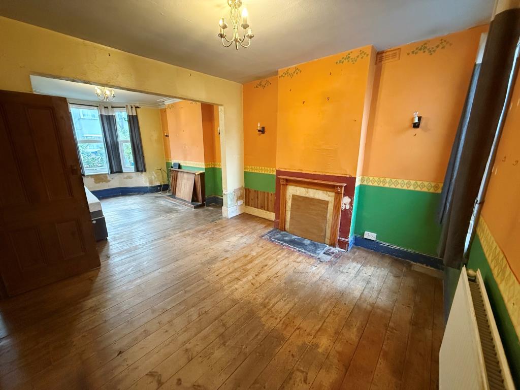 Lot: 125 - MID-TERRACE HOUSE FOR IMPROVEMENT - Dining room showing fireplace